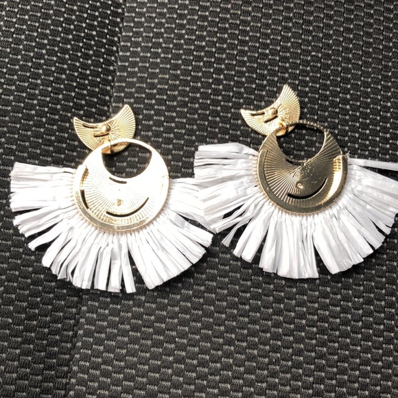 House of Harlow 1960 White Raffia & Gold Statement Earrings missing backs - Picture 2 of 3